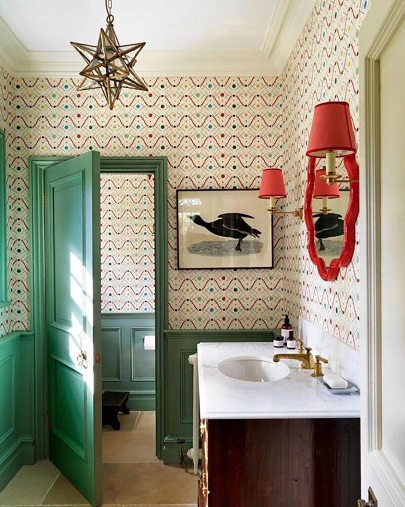 Feature a bold color palette ⁣that surprises and delights in your eclectic bathroom