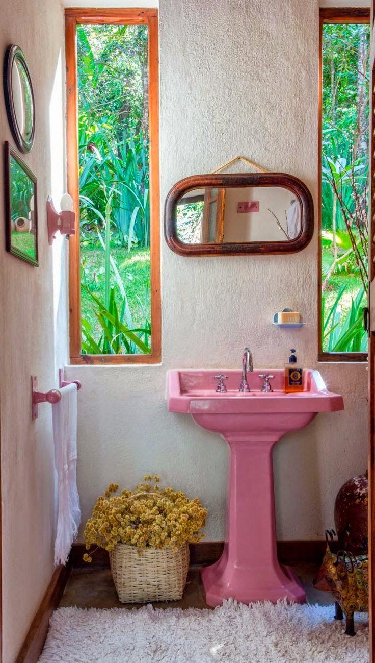 A vintage ‌mirror reflects the boho‍ bathrooms unique style