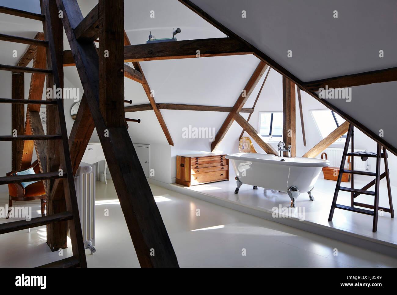 Use wooden beams for architectural character in ⁤your ​wooden ‍bathroom