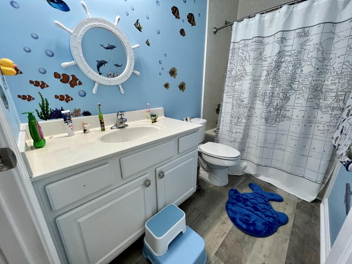 Underwater Theme: Incorporate ⁤aquatic ‌colors ⁤and⁢ motifs in⁢ your bathroom