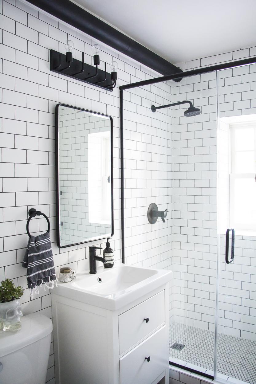 Bold Black & White: Achieve a classic contrast in your ‌bathroom space