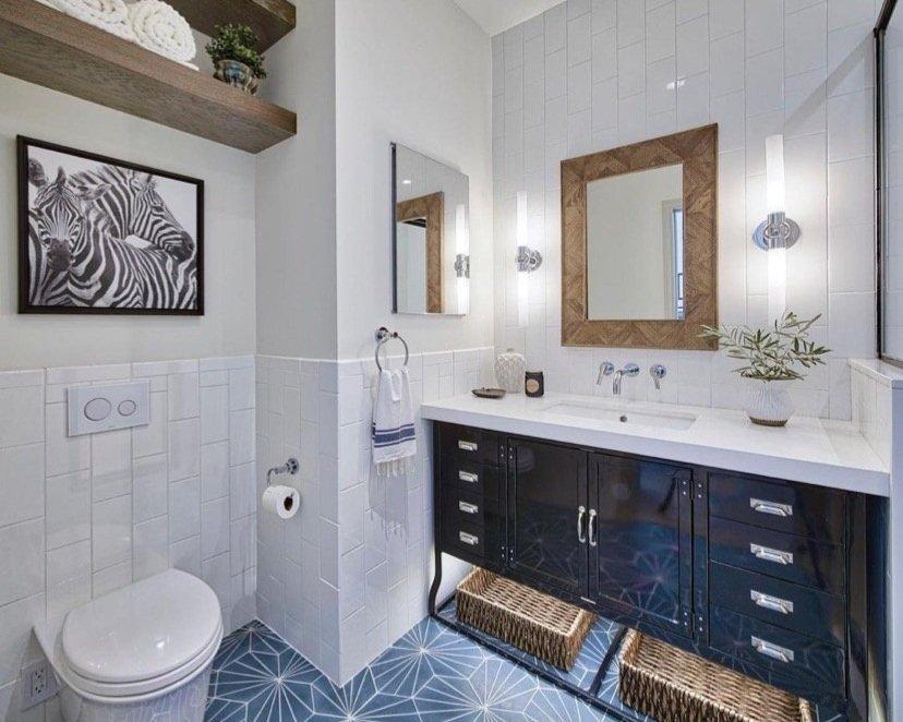 Glamorous bathroom: Add metallic‌ finishes and lavish decor for‍ opulence