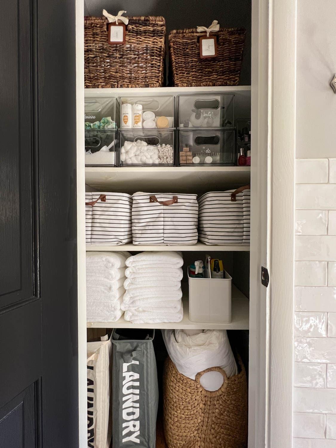 Utilize smart storage solutions to maximize space ⁣in your bathroom