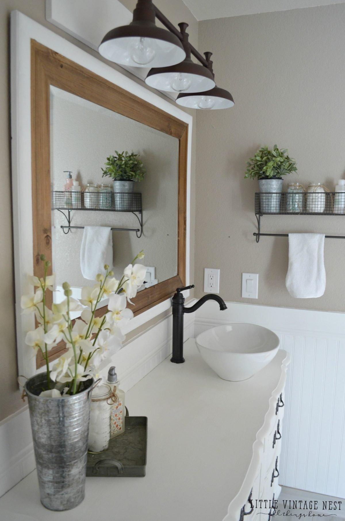 Rustic Farmhouse: Vintage finds create a charming bathroom⁣ atmosphere