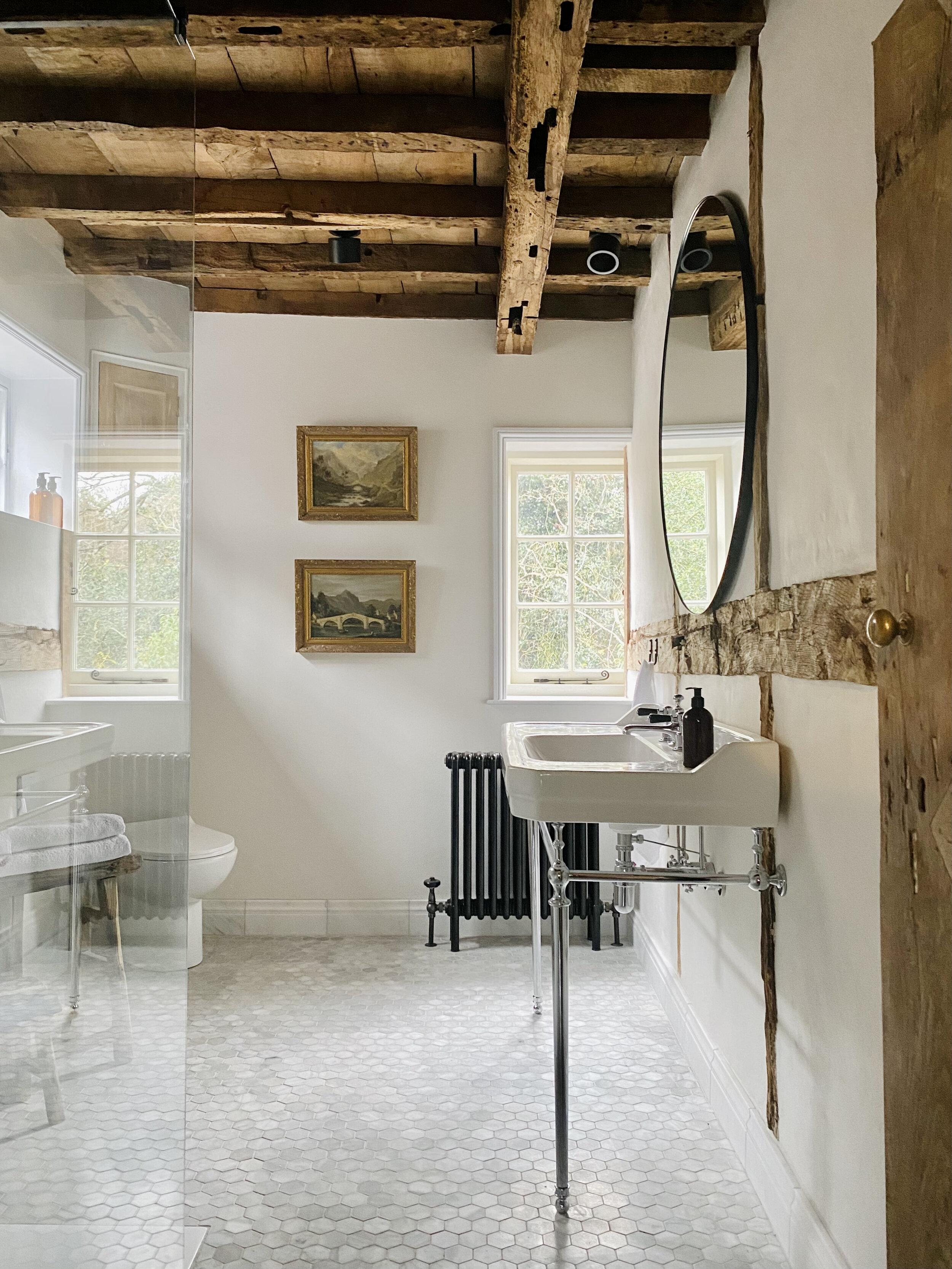 Use wooden beams ⁢to accentuate ceilings in your wooden ​bathroom