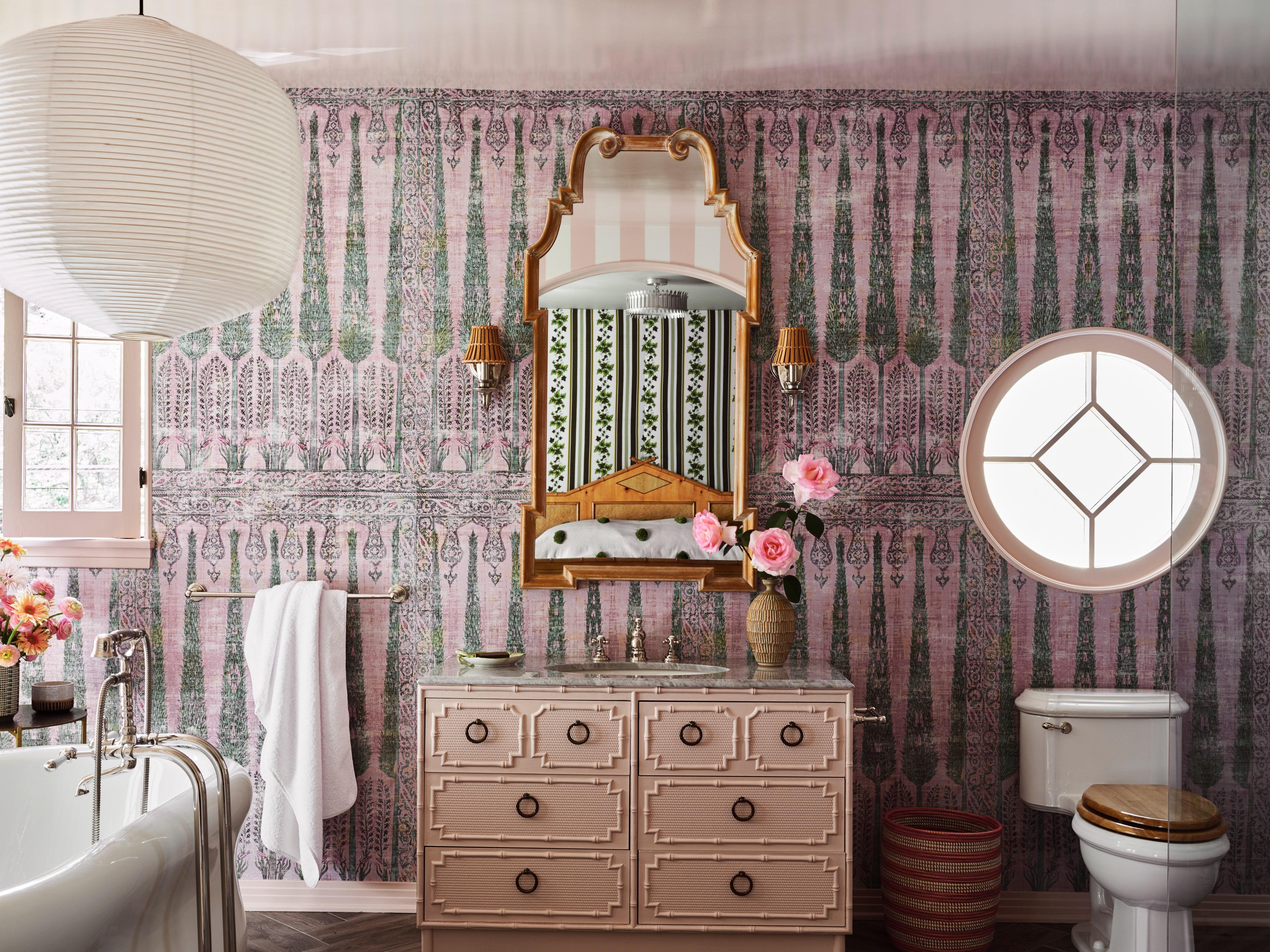 Travel-Inspired: Feature decor​ from around the world​ in⁢ your bathroom