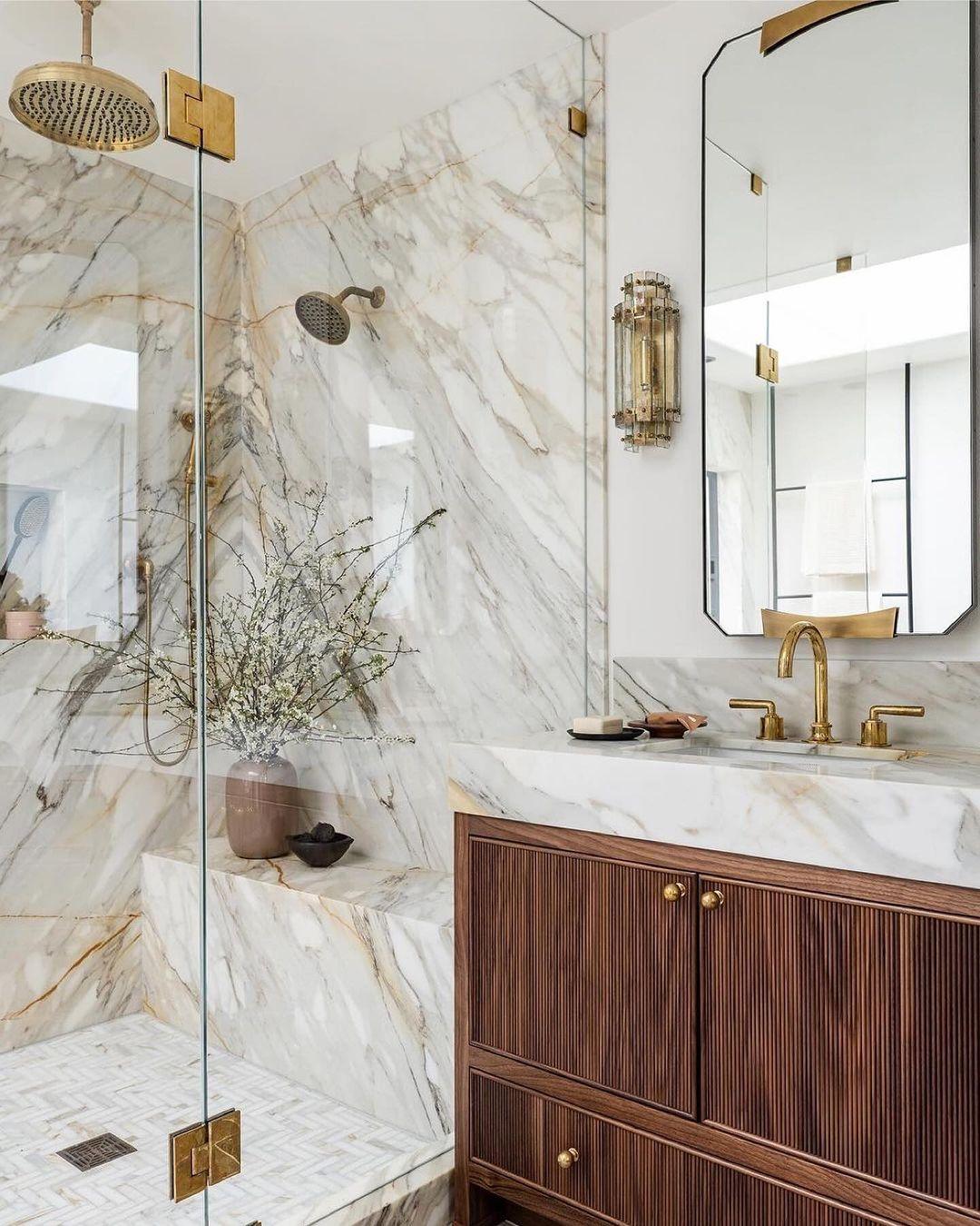 Choose glass ‍containers for a chic look in ​your taupe bathroom