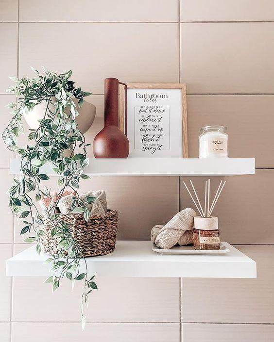 Creative shelving⁤ displays ‍your favorite ‌items⁤ in⁤ your boho bathroom