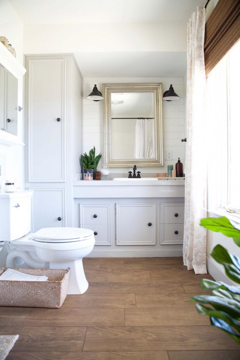 Colorful tiles paired ​with wood create a⁣ striking ⁢wooden bathroom contrast