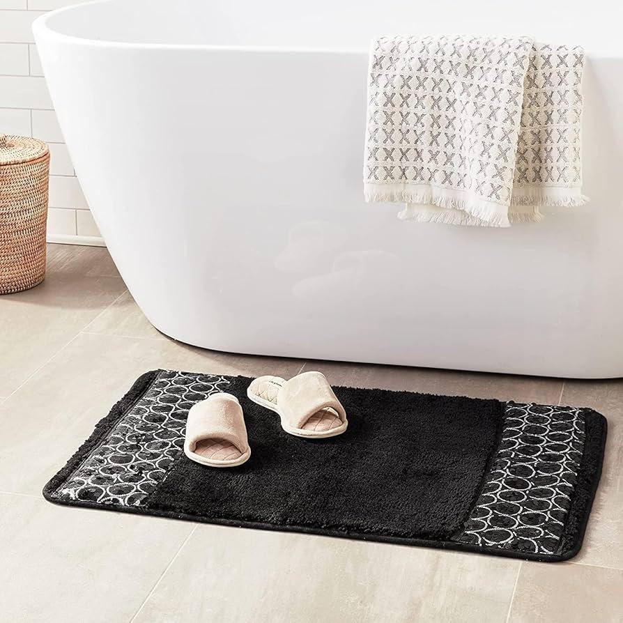 Choose ​luxurious towels ⁤and ​rugs for ‌a‍ cozy modern bathroom feel