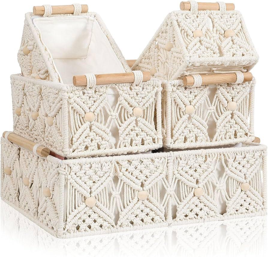 Woven baskets ⁤keep ⁣your boho bathroom organized and‍ stylish