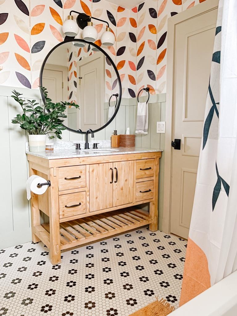 Colorful glass jars provide stylish ⁢organization in your boho bathroom