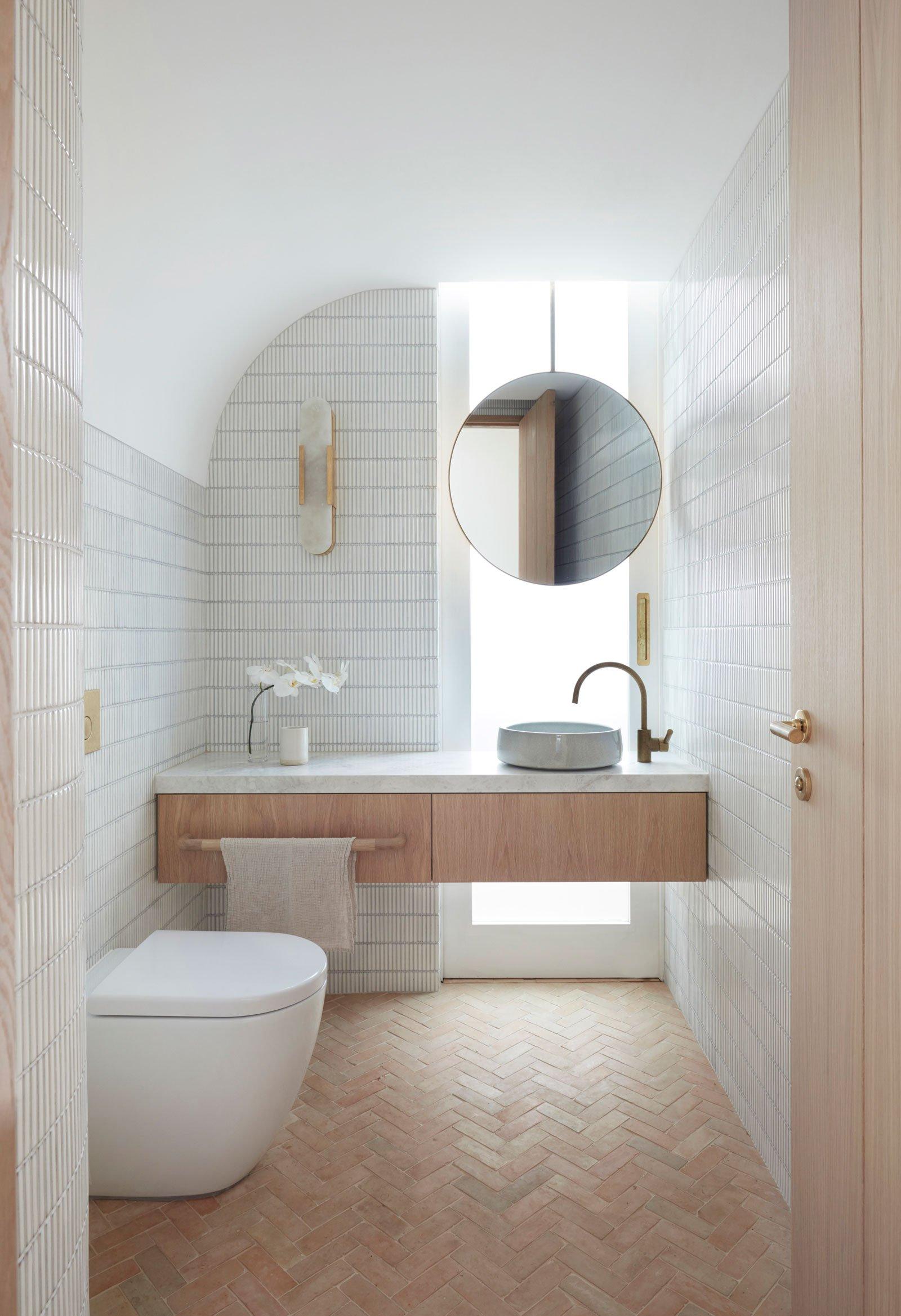 Mediterranean bathroom: Warm colors and​ intricate tiles evoke a sunny getaway