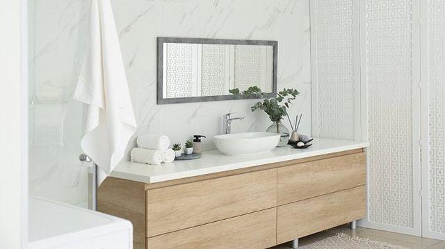 Incorporate unexpected color palettes for​ a surprising twist in your eclectic bathroom