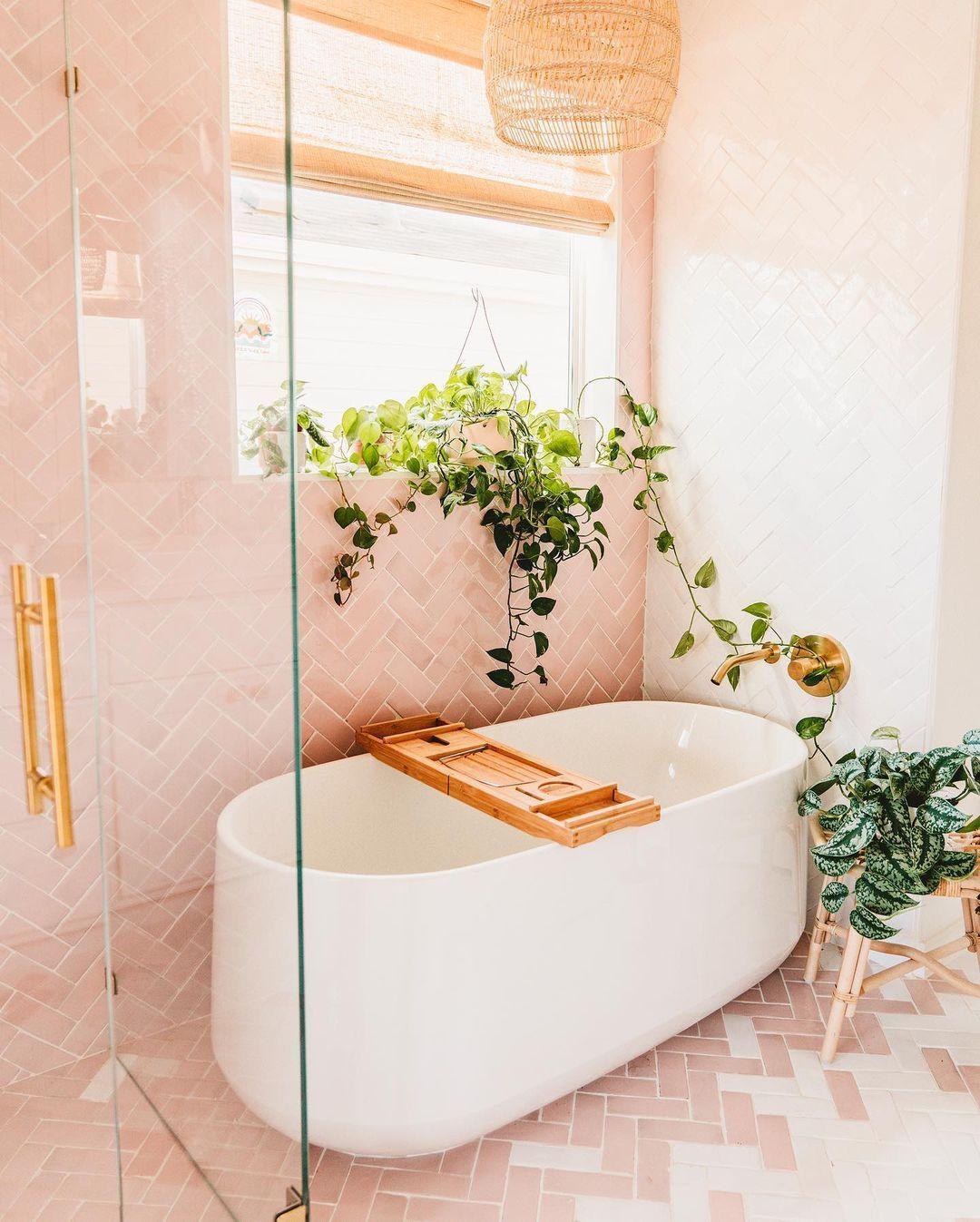 Urban Jungle: ⁣Bring the ⁤outdoors⁣ in with lush bathroom greenery