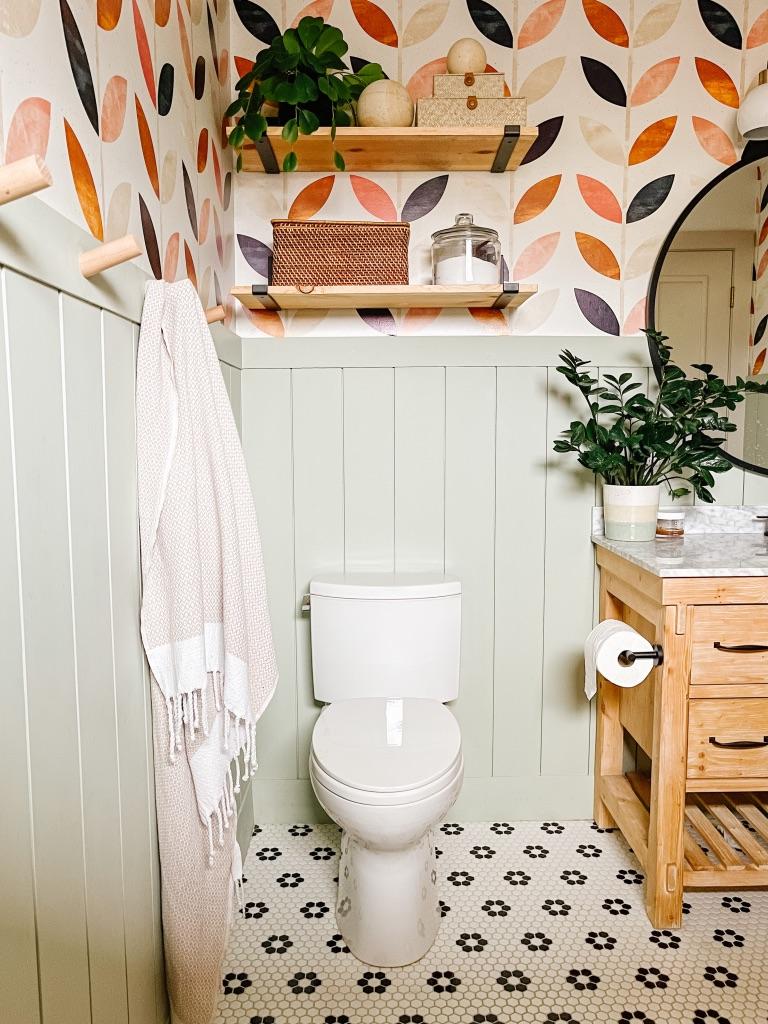 Use natural ⁣wood ⁢accents⁢ to ‌foster a cozy vibe⁤ in your boho bathroom