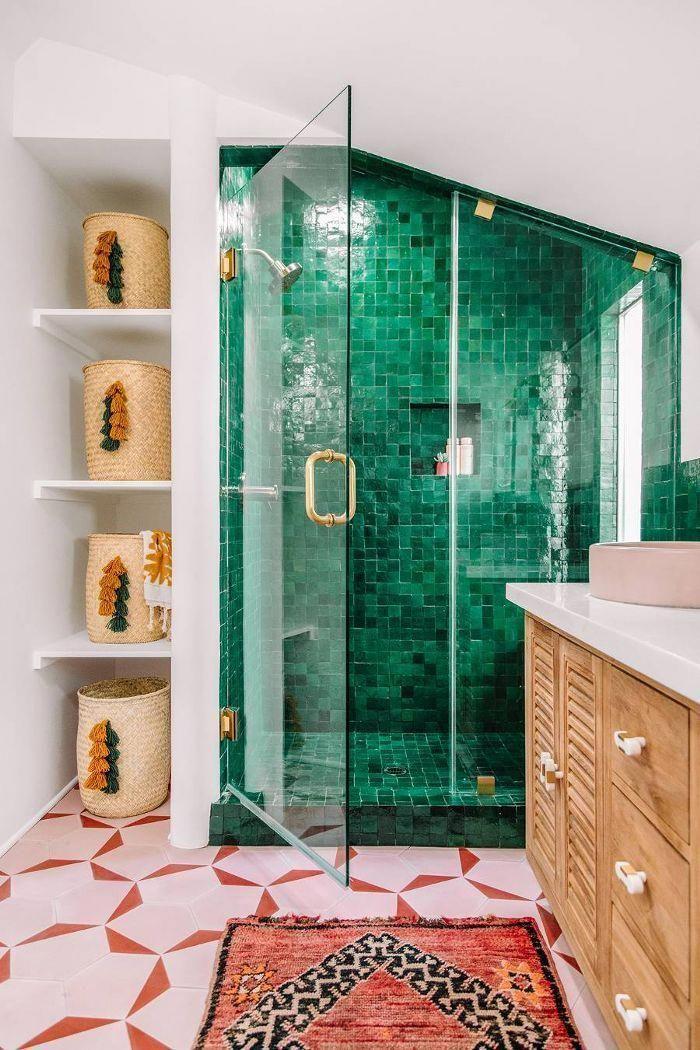 Use colorful tiles for a stunning focal⁢ point in your eclectic​ bathroom