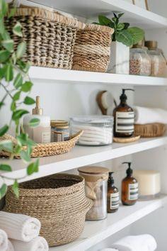 Opt for open shelving to display your favorite items‌ in your ⁣boho bathroom