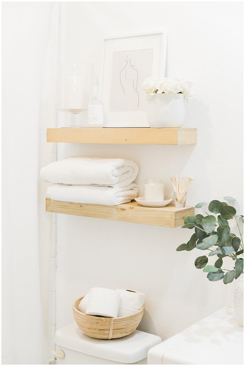 Use open⁢ shelving to ⁢display curated ⁤finds in your boho bathroom‍ style