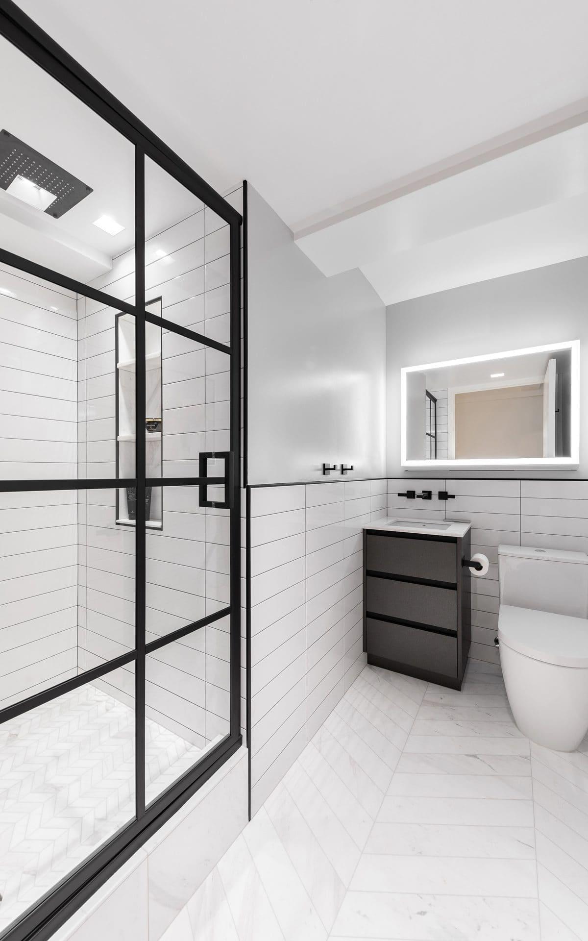 Modern Monochrome: Create a ⁢sleek bathroom ‍with black and​ white contrasts