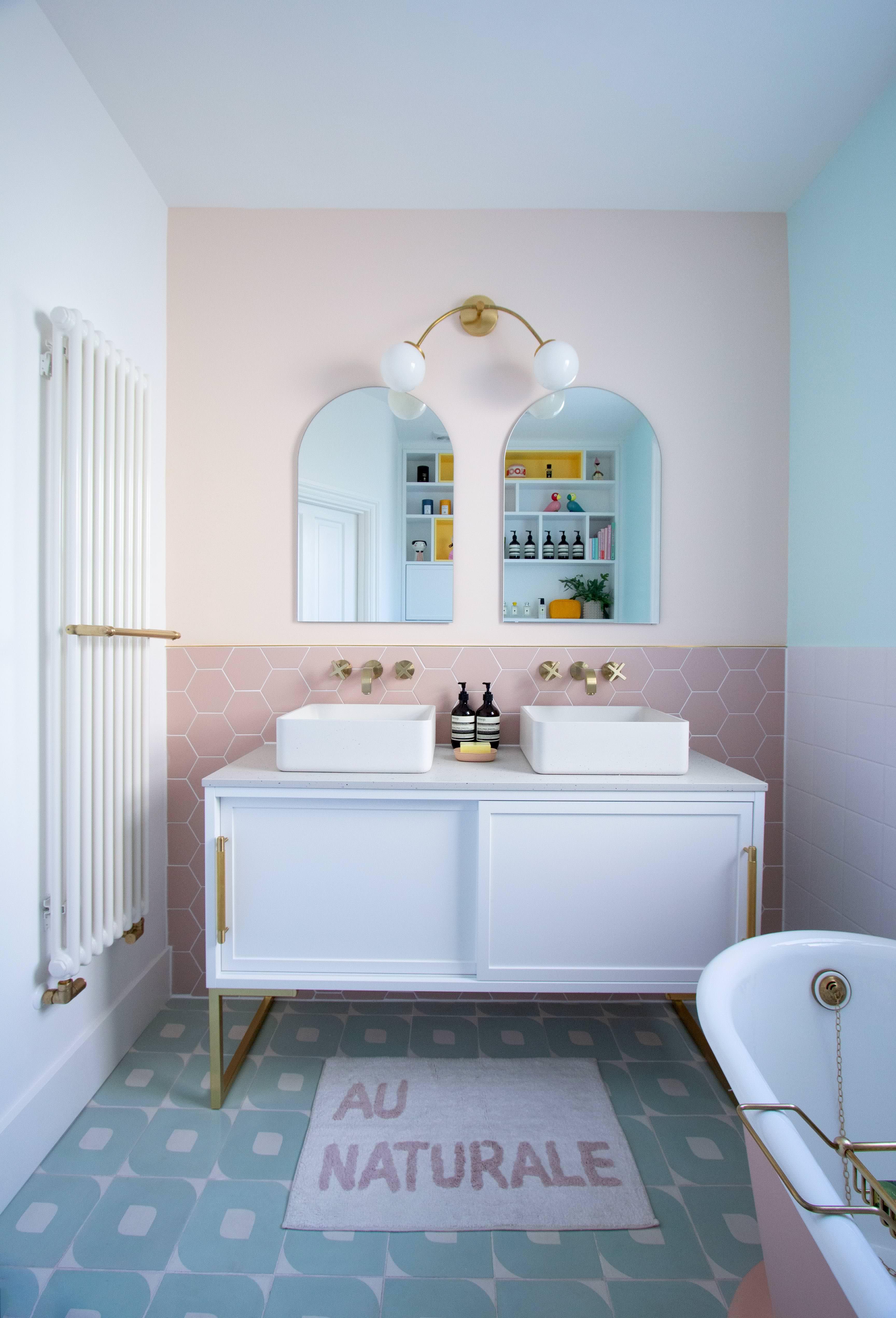 Utilize pastel⁤ color palettes for a cohesive ⁤bathroom design