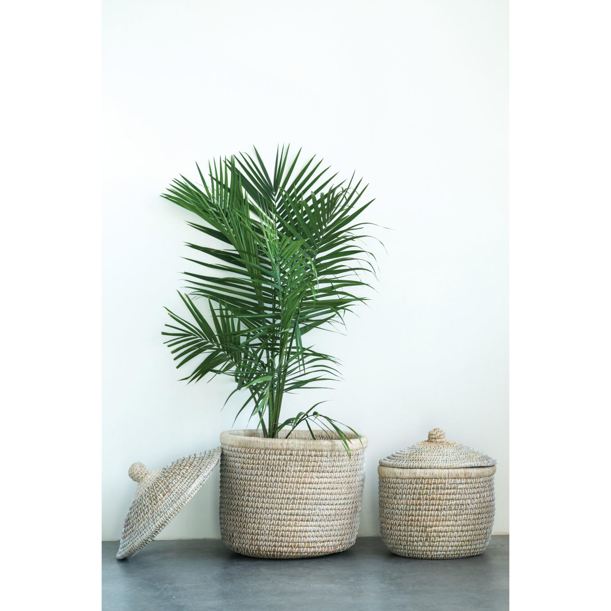 Woven⁣ seagrass baskets​ add texture and keep your ⁢boho bathroom organized