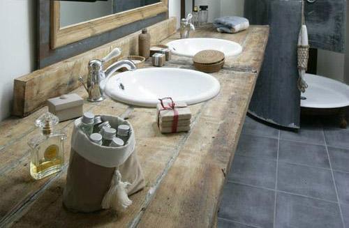 Incorporate reclaimed wood‍ for a‌ rustic touch ​in your eclectic bathroom