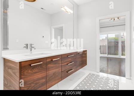 Add a touch⁣ of luxury ⁢with wooden bathroom countertops