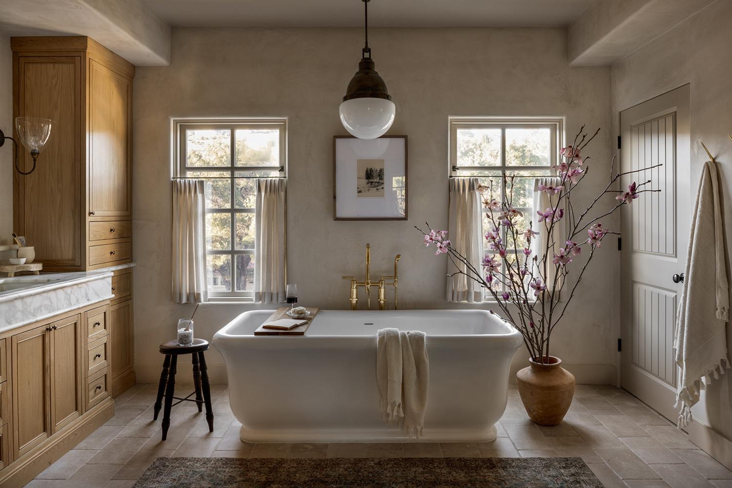 Modern Farmhouse: Combines cozy and contemporary in your bathroom