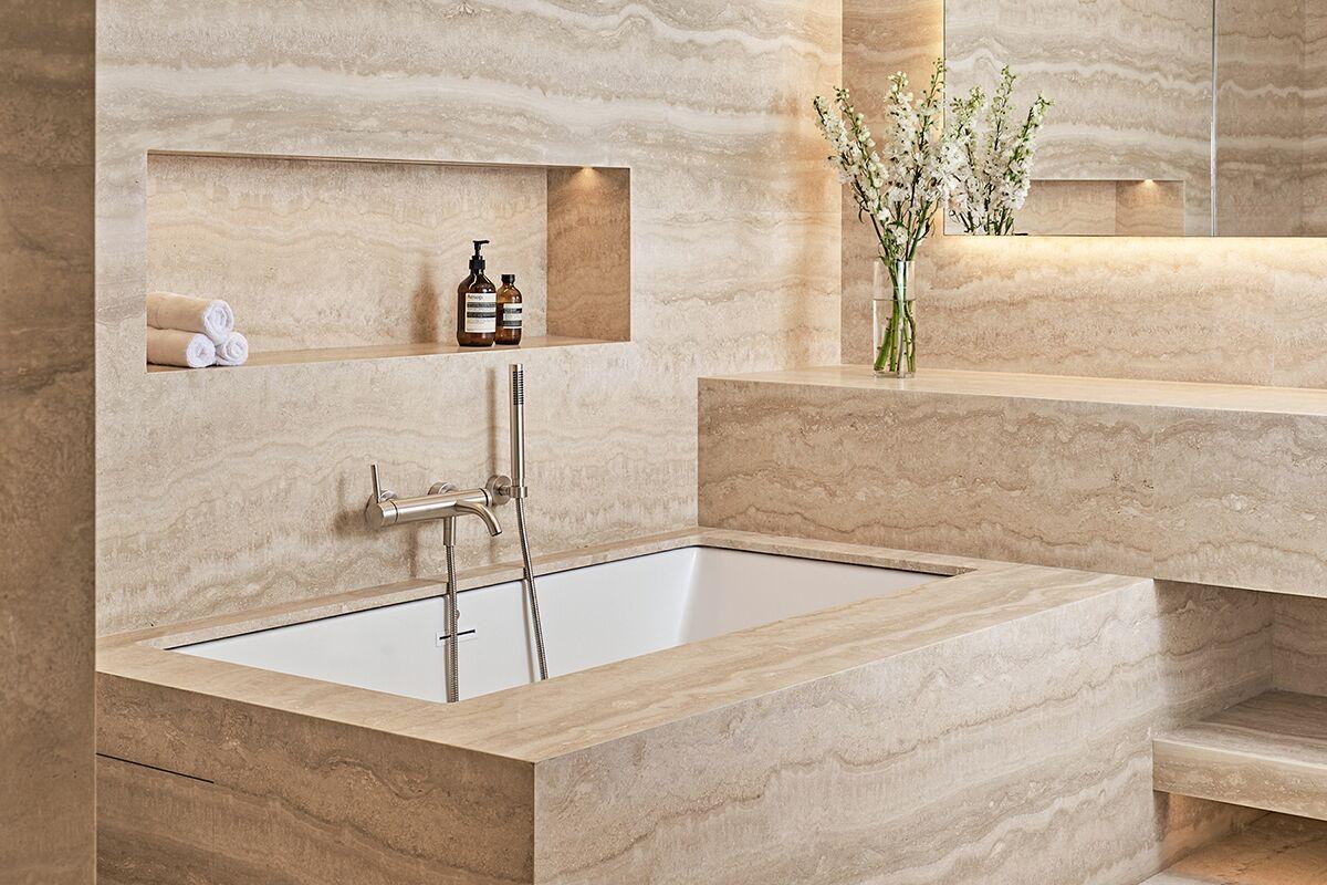 Layered textures add ⁢warmth to your modern bathroom space