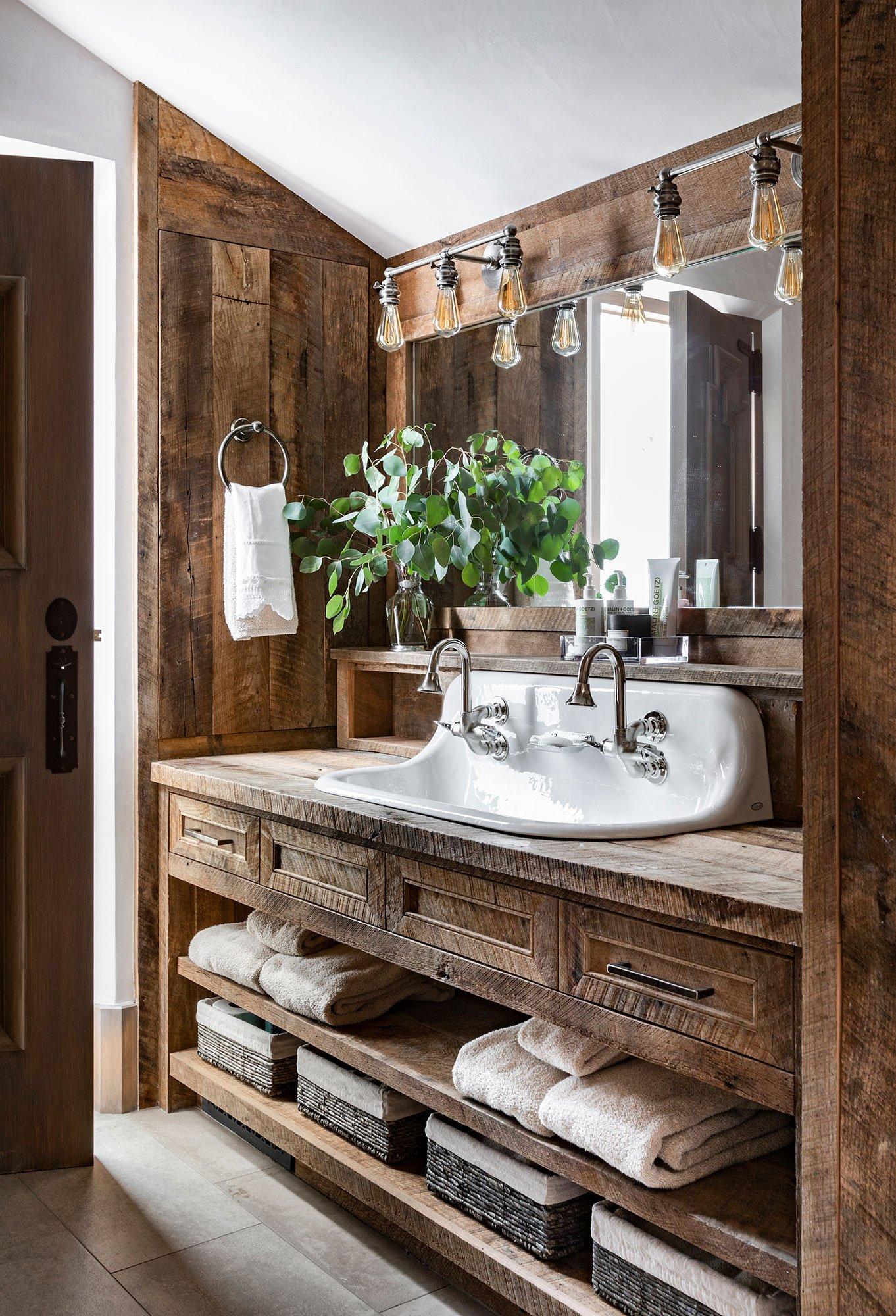 Rustic⁣ Charm: Use reclaimed wood ⁤for ‌a‌ cozy bathroom⁤ retreat