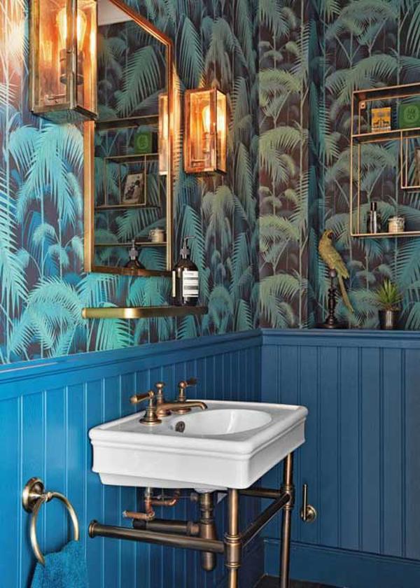 Experiment with bold ⁣wallpaper to create drama in your modern bathroom