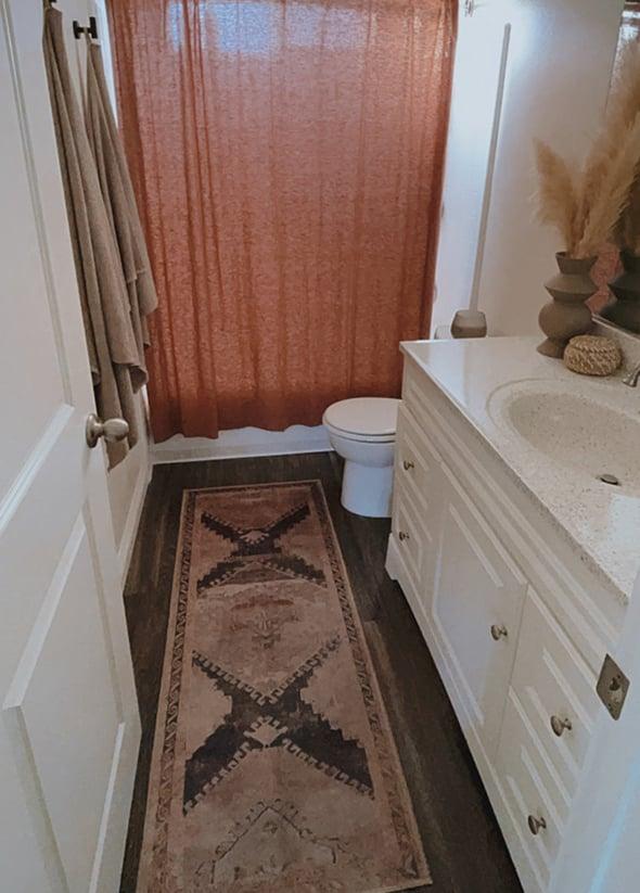 Natural fiber rugs for comfort and style in your boho bathroom