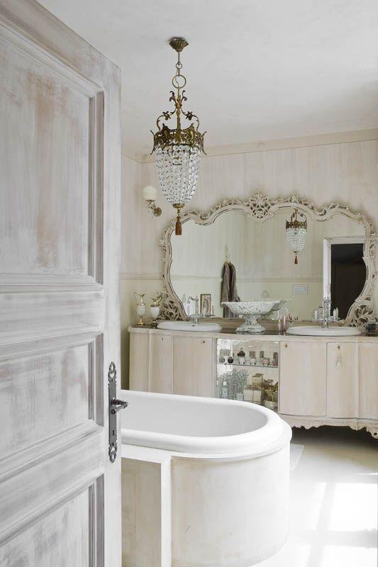 Vintage Glam:‍ Elegant patterns and antique fixtures for⁣ a timeless bathroom