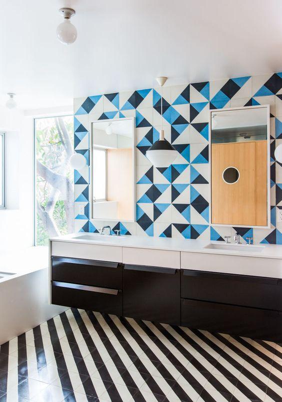 Choose geometric tiles to make⁣ a⁢ statement in your modern bathroom