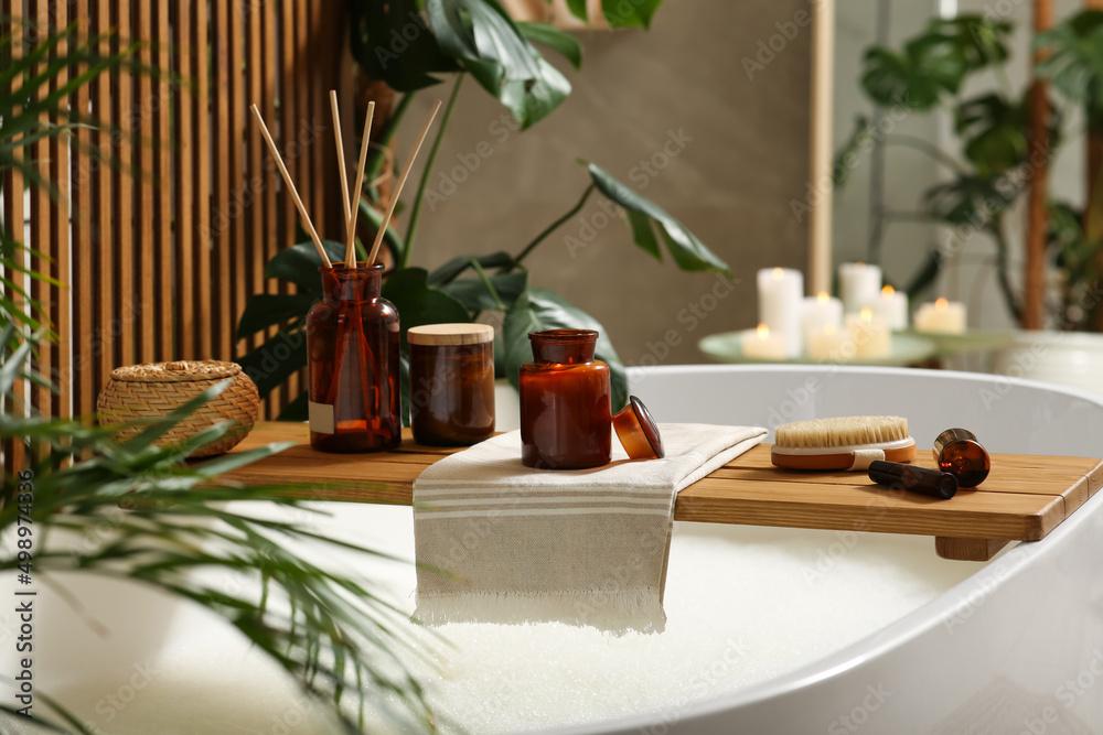 Create a spa atmosphere with ⁢a wooden⁤ soaking​ tub