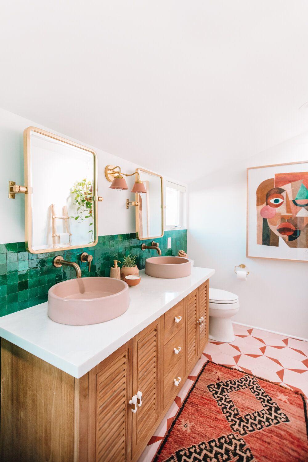 Incorporate unexpected ‌colors ‌in your painted⁢ walls‍ for a daring eclectic bathroom