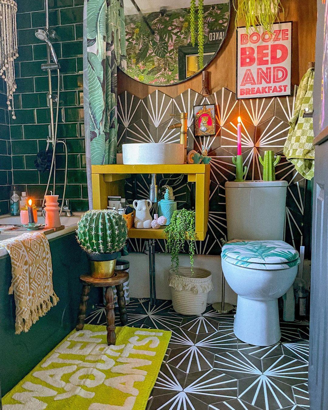 Create a gallery ‌wall with art ⁢that⁣ reflects⁣ your⁤ personality in the ⁢eclectic bathroom