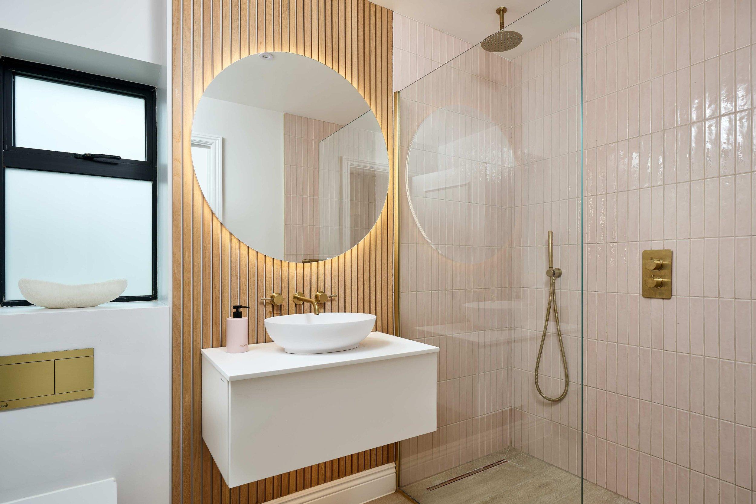 Use ​slatted​ wood for an⁤ airy wooden bathroom ‌design