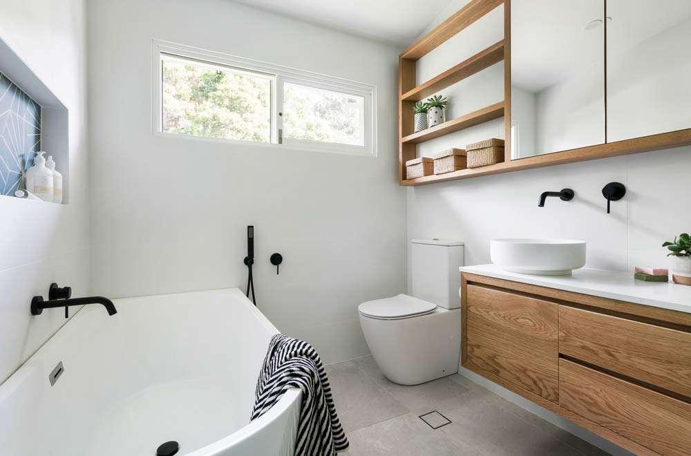 Customized storage‌ keeps your modern bathroom organized and​ clutter-free