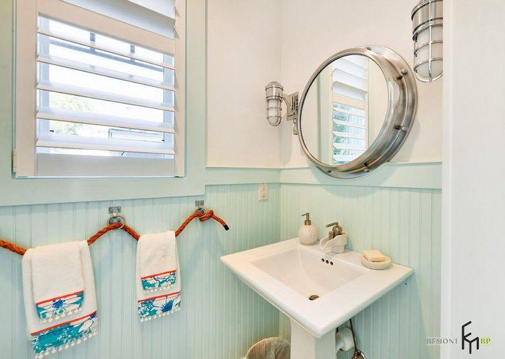 Crisp white cabinets perfectly contrast a pastel bathroom’s ‍softness