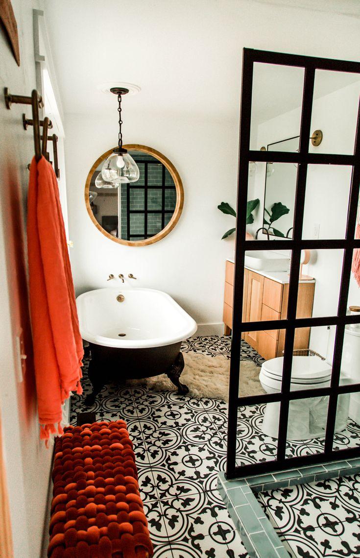 Personal touches,‍ like souvenirs, create a lived-in feel in your eclectic​ bathroom