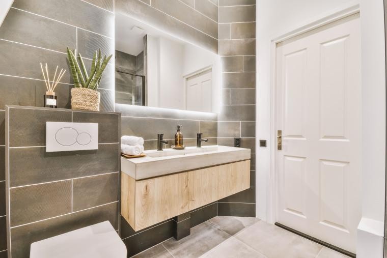 Invest ‌in energy-efficient⁢ lighting for a bright, modern‌ bathroom