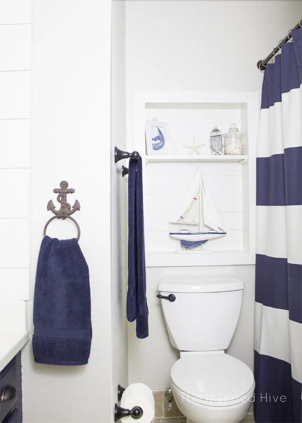 Nautical bathroom:⁤ Striped patterns and⁣ marine decor evoke‍ seaside charm