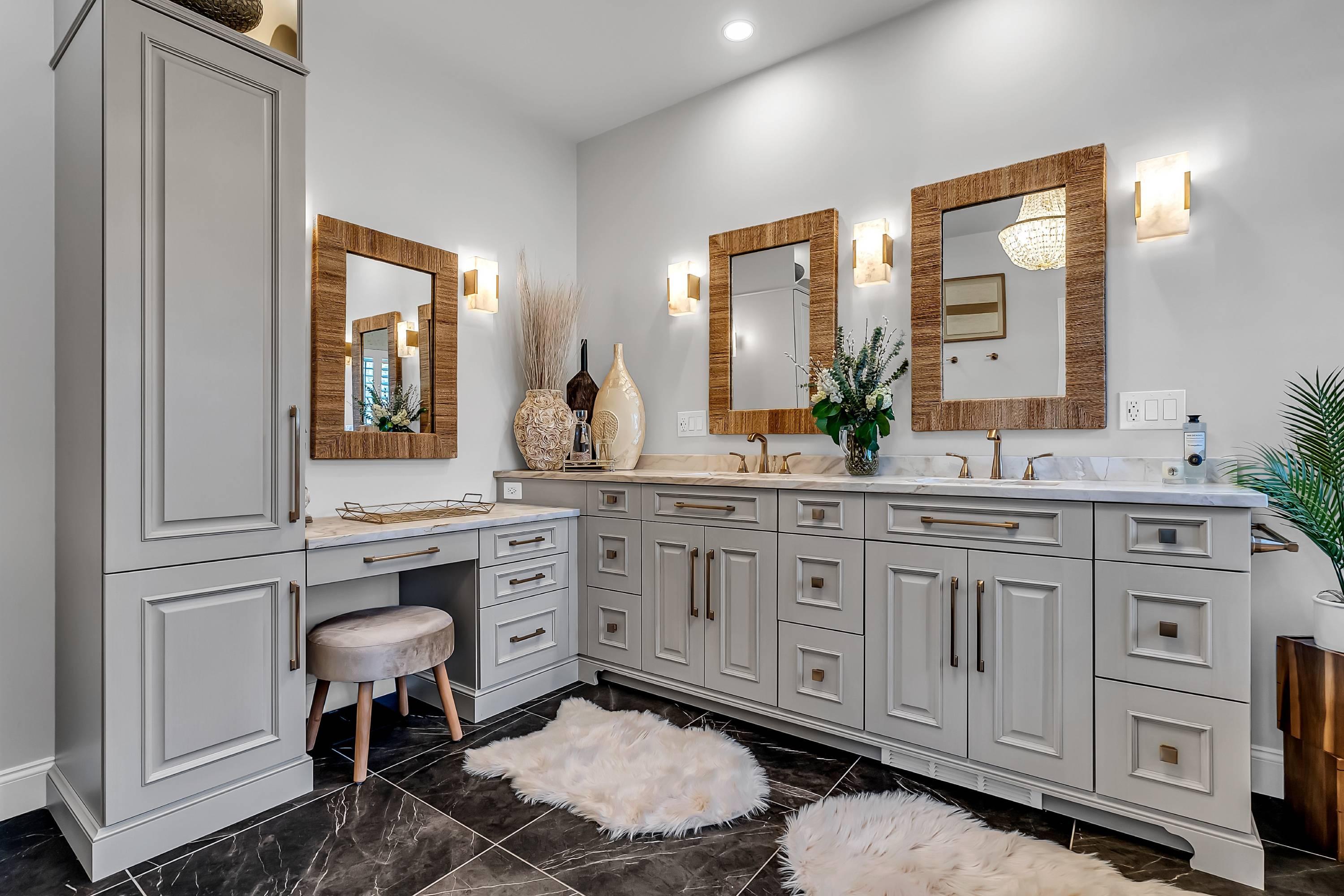 Design custom wooden cabinetry for ⁣functional‍ elegance in‍ your bathroom