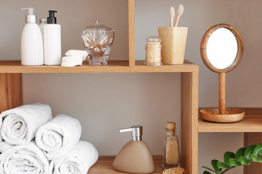 Experiment with unconventional shelving arrangements in your​ eclectic bathroom⁢ space