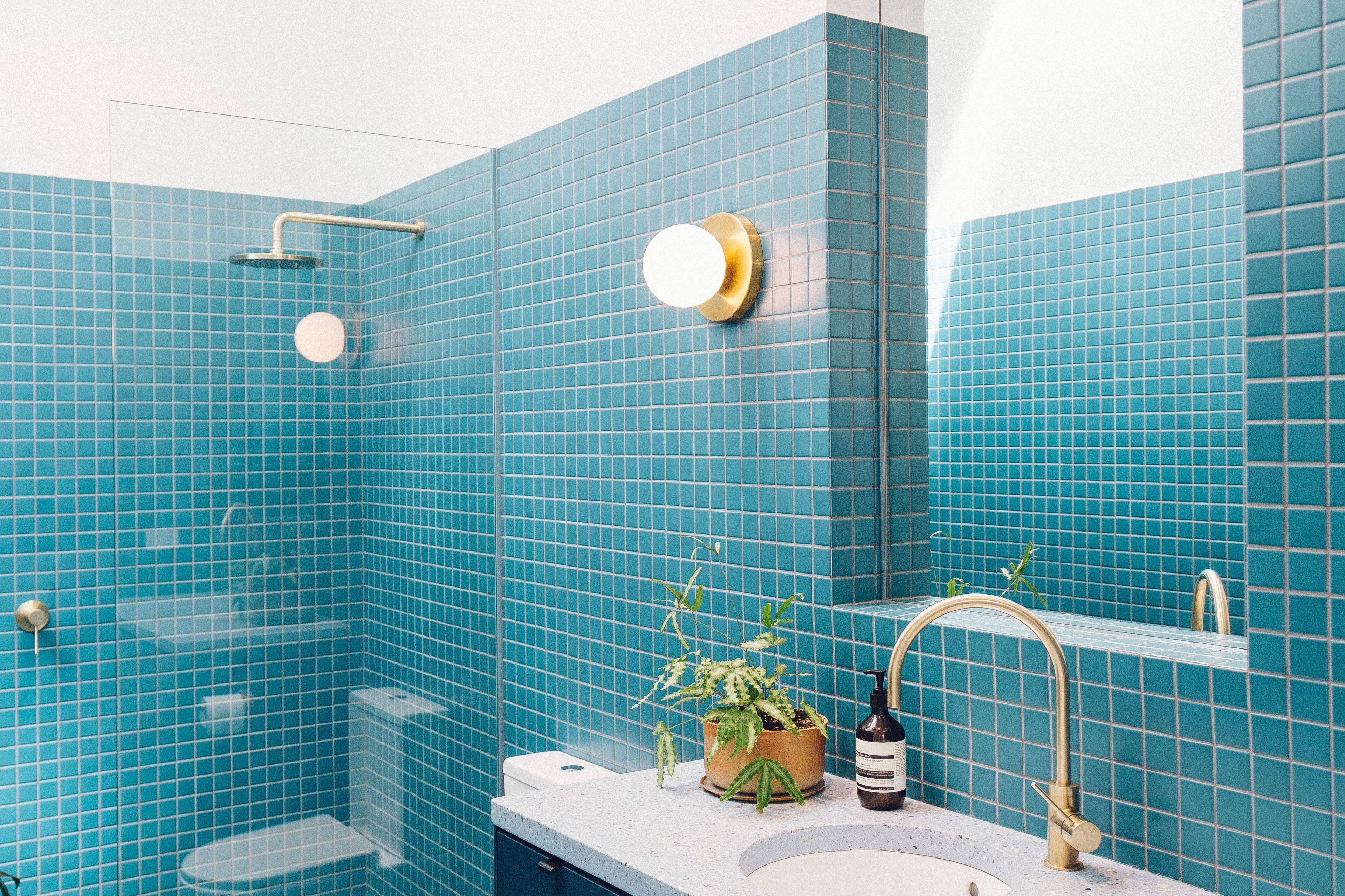 A fun showerhead design ⁤can change the ‍dynamics of your eclectic⁣ bathroom