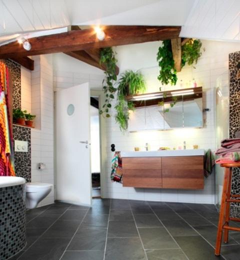 Showcase plants in your‌ wooden bathroom for freshness