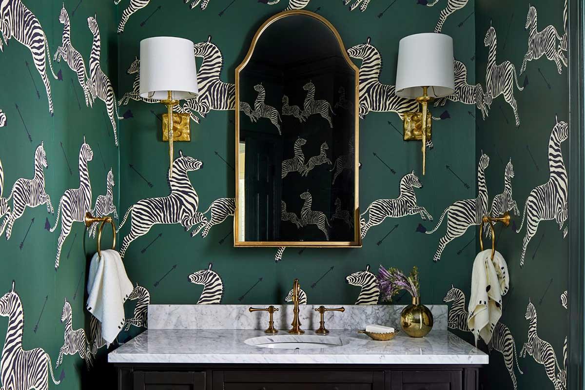 Opt for an unexpected color palette, like ⁣jewel tones,⁢ in your eclectic bathroom