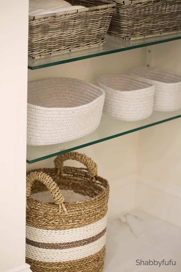 Layer textures⁣ with ⁤woven‌ baskets and textiles in your eclectic bathroom decor